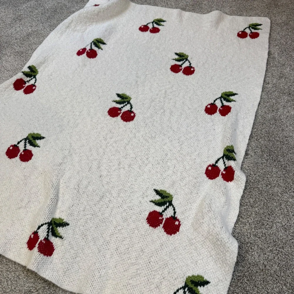 Vintage Style Cherry Knit‎ Throw Blanket Cream Red Fruit Pattern 32x42